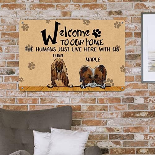 Алиојоит Смешно Метално Куче Знак Плакета Сопствени Кучиња Име Добредојдовте Во Нашиот Дом Луѓето Овде Со Нас Ретро Закачалка За Врата За
