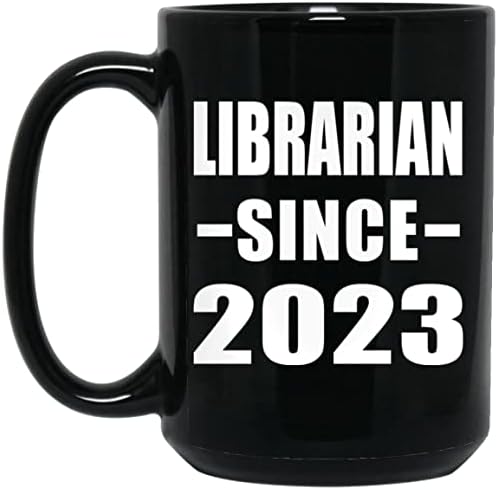 Дизајнифицирај библиотекар Од 2023 година, 15oz црно кафе кригла керамички чај чаша со рачка, подароци за роденденски годишнини Божиќ