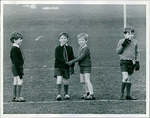 Гроздобер фотографија на детството на лорд Линли играјќи фудбал со неговиот фрад во Спортскиот центар Мародс Барес.