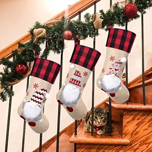 Бесплатни Јока Гном Божиќни чорапи 3 пакувања, Burlap 3D везени Божиќни украси затворени 18 црвени биволи карирани висечки кеси за порибување Божиќ