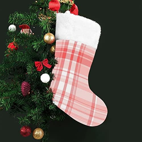 Тартан карирана позадина Божиќни порибни чорапи со кадифен камин што виси за декор за домашно дрво