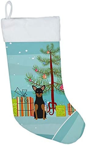 Богатства на Каролина BB4153CS Среќна елка Манчестер Териер Божиќно порибување, камин што виси чорапи Божиќна сезона забава Декорации за