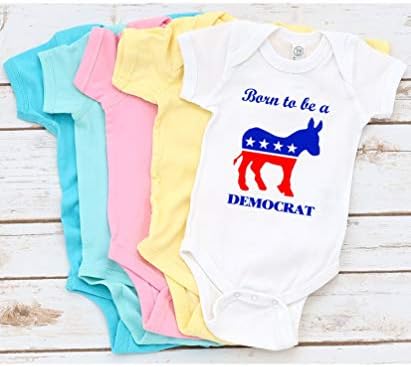 Triplebdesigns родени да бидат демократски политичко слатко бебешки подарок за новороденчиња новороденчиња