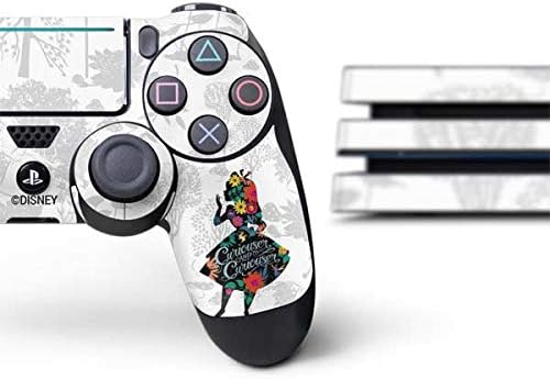 Skinit Decal Gaming Skin Chage компатибилен со PS4 Pro конзола и пакет на контролори - Официјално лиценциран Дизни Алис Курионер и Curouser Design