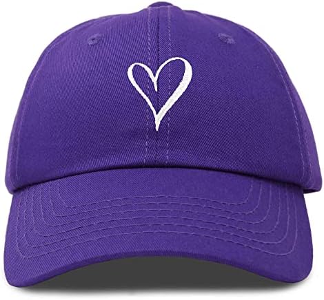Рачно нацртана срцева капа на женските бејзбол капа