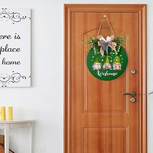 Денот на Денот на Патрикс Денот на влезната врата Добредојдовте знак ， Зелен шамар Гномес шема што виси знак на вратата со зеленило и лак дрвена