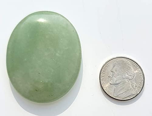 Палецот се грижи зелените авентурински камења природни чакра реики лековити кристали за олеснување на вознемиреност