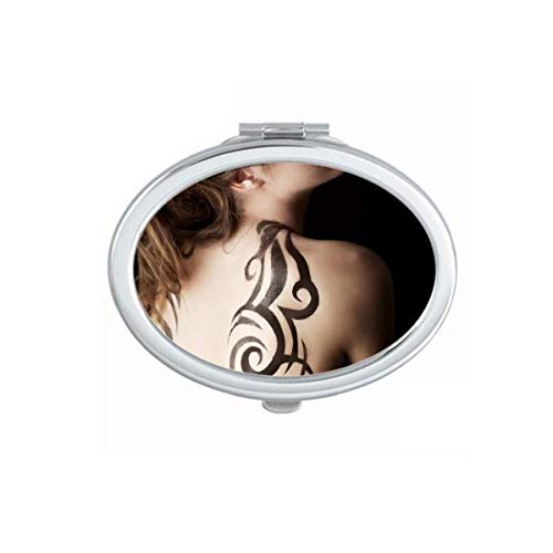 Тетоважа бринета убавина сликарство девојче огледало преносно преклопено рачно шминка со двојни странични очила