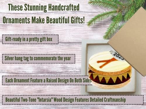 Орнамент за тапан 2023 Зачудувачки дво -тон дрвен Божиќен украс - Подароци за тапанари - Дизајн на интарсија - Доаѓа во кутија за подароци, така