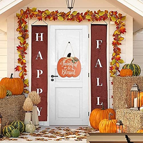 Денот на благодарноста на вратата на благодарноста, дрвената влезна врата добредојде виси знак, со благодарен благословен лисја од слама тиква,