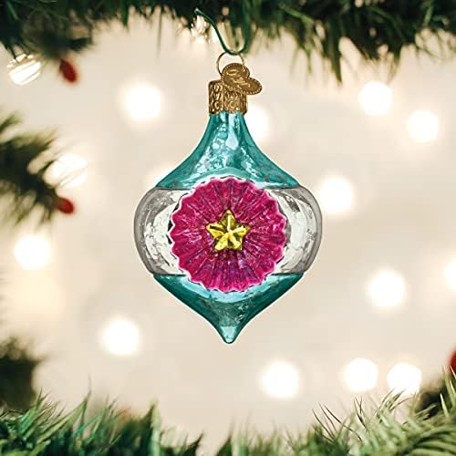 Божиќни украси на стариот свет кои светкаат стакло од рефлексија на светлина, разнесени украси за новогодишна елка