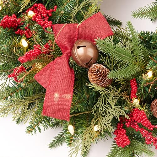 Амаоаза 24 Инчен Вештачки Претходно Осветлен Божиќен Венец, Украсен Со Бронзени Ѕвона Од Џингл, Црвени Бобинки и Панделки, 50 LED Светла