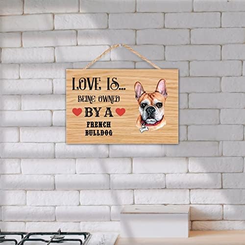 Loveубовта е во сопственост на француски булдог што виси дрвен знак, смешни подароци за кучиња, подароци за сопственици на кучиња за жени,