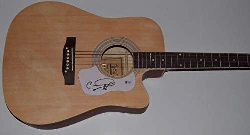 Кери Андервуд потпиша автограмирана со целосна големина акустична гитара Бекет Бас Коа