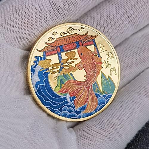 1,57-инчен злато позлатена среќна паричка со транспарентен заштитен случај, во која има риба кои што скока над портата на змејот