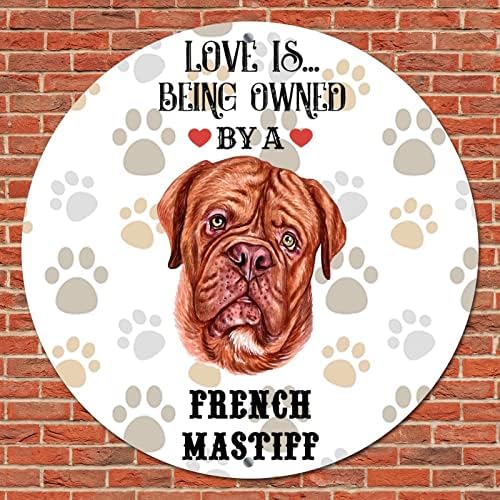 Loveубовта со метал знак е во сопственост на кучиња смешно куче добредојдено знак за гроздобер кафе со смешно куче за миленичиња, велејќи