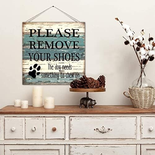 Рустикална фарма куќа дрвена палета знак на плакета Смешно велејќи ве молам, извадете ги чевлите на кучето му треба нешто за да џвака на руралното