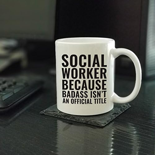 Andaz Press 11oz. Подарок за чаша за кафе, социјален работник затоа што badass не е официјален наслов, 1-пакет