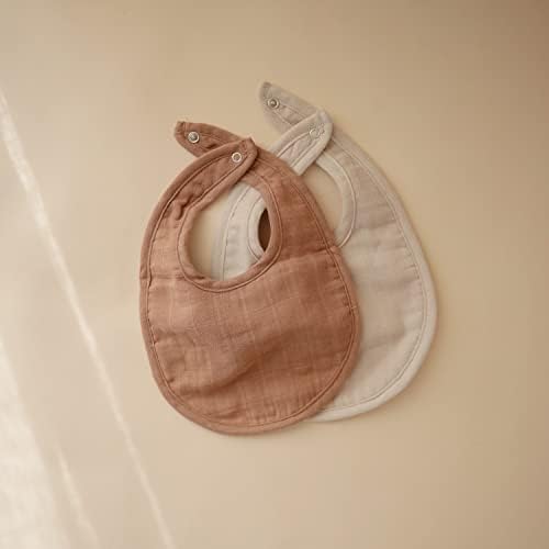 Mushie Muslin Baby Bib | Мек памук за капење на новороденчиња, духови и храна | Прилагодливо вклопување | 2 пакет