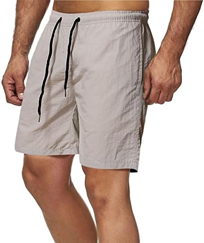 Спортски шорцеви за мажи се вклопуваат во летни шорцеви на плажа со еластична половината и џебовите за кошарка шорцеви