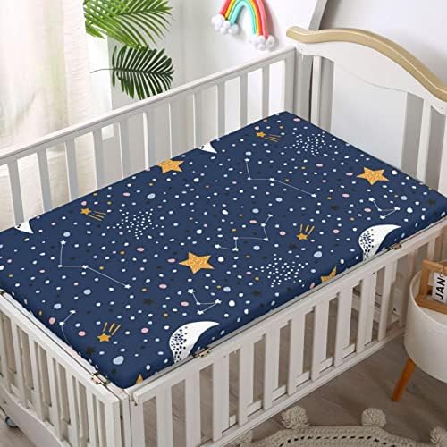 Ноќно небо тематски вграден креветче за креветчиња, стандарден сад за душеци за креветчиња, мек дете за дете, наместено за момче