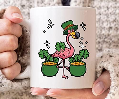 Денот на Свети Патрикс Фламинго кригла смешна ирска шолја за кафе за flубовници на фламинго мажи жени Лепрекаун Шамрок подарок за фанови