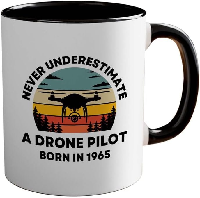 Меурчиња прегратки во 1965 година Роденден 2 тон Црна кригла 11oz, пилот на дрон Роден во 1965 година - Дрони пилоти Авијација РЦ квадкоптер