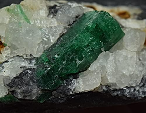 Природна длабока зелена боја смарагд кристал на кварц матрица 197 грам