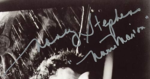 Нанси Стивенс Автограмирана/потпишана за Ноќта на вештерките Нефромирана фотографија 8x10 - сцена со автомобили со натпис „Марион“