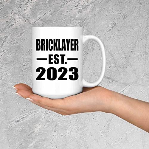 DesignSify BrickLayer основана EST. 2023 година, 15oz бело кафе кригла керамички чај чај со рачка, подароци за роденденски годишнини Божиќ Божиќни