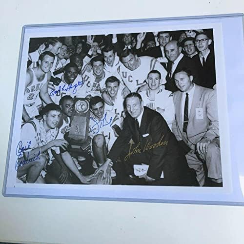 1963-64 година UCLA Bruins NCAA Champs Team потпиша фотографија Johnон Вуден со COA - Автограмирани фотографии од колеџ
