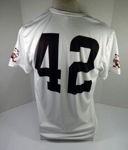Кливленд Браунс 42 Игра користеше бела вежба за вежбање кошула дрес DP45213 - непотпишана игра во НФЛ користена дресови