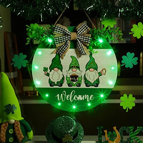 Денот на Свети Патрик Осветлена добредојде на вратата воздишка ирска дрвена предводена висечка знак венец gnome дрвени украси околу форма дрво трем декор ирски праз?
