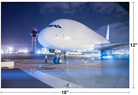 Ламиниран Инженер Кој Комуницира Со Пилотот Airас А380 На Пистата Ноќе Фотографија Фотографија Постер Суво Бришење Знак 24х16