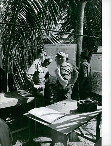 Гроздобер фотографија на војници што читаат од таблата за известување во Виетнам.