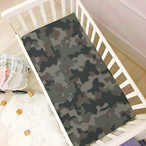 Кигаи камуфлажа за креветчето мека дише опремена бебешка лист за бебиња се вклопува во стандардна подлога за душеци за креветчиња,