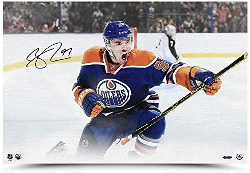 Конор МекДавид потпиша автограмиран 16x24 Canvas Photo Warrior Edmonton Oilers UDA - Autographed NHL Art
