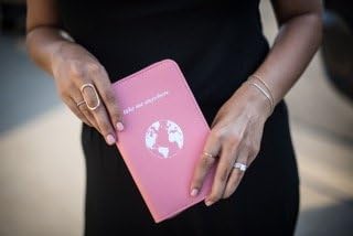 Држач за пасош за полнење на телефон - Паричник за патувања со отстранлива банка за напојување има пари, картички, телефон, патни