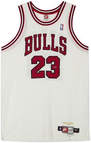 Мајкл Jordanордан Чикаго Булс го автограмираше Белиот Најк Jerseyерси со пензионерска сезона извезена - УДА - Автограмирана дресови