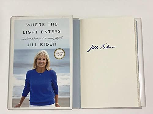 Првата дама д -р illил Бајден го потпиша автограмот „Каде што светлината влегува во„ Книгата Ф - сопругата на oeо Бајден, Втора дама на Соединетите