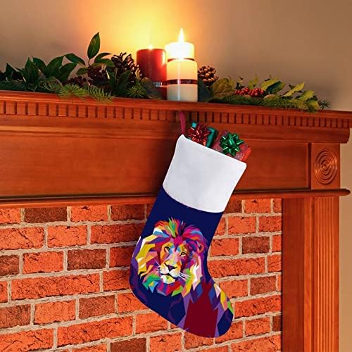Шарени чорапи за порибување на лавови со глава со кадифен камин што виси за Божиќно дрво