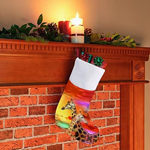 Girирафи Виножито Божиќни порибни чорапи со кадифен камин што виси за Божиќно дрво