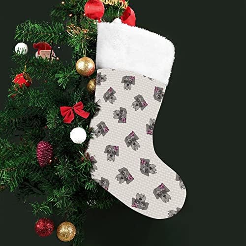 Симпатично кучиња Шнаузер, лице Божиќно порибување, висечки чорапи, печати Божиќно дрво од камин