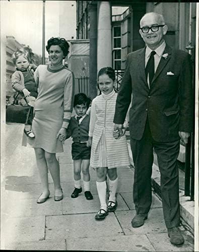 Гроздобер фотографија на г -дин Доналд Рос, неговата ќерка etенет и д -р Janeејн Сомервил, со две нејзини деца, Роуан и Лорн.