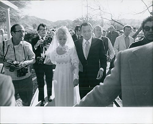 Гроздобер фотографија на Ненси Синатра со нејзиниот татко Френк Синтра на нејзиниот ден на свадбата.