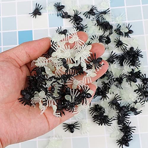100 парчиња Ноќта на вештерките мини пластични пајаци светлечки пајаци шега реквизити DIY забава Декоративни реквизити