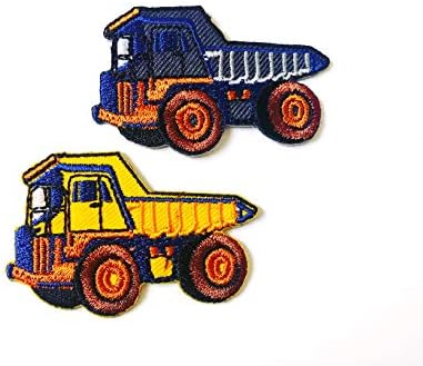 Поставете 2 компјутери. Манки со минијатурни камиони со маица со јакна од цртан филм маица шијат железо на везена апликација