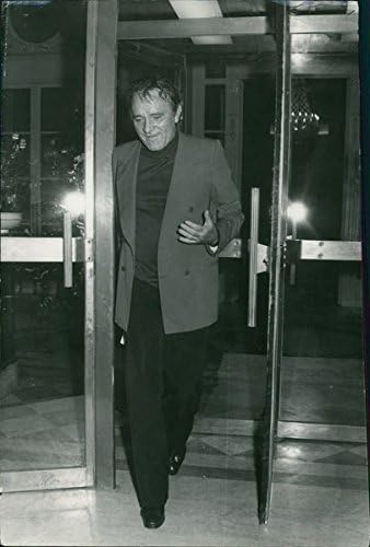 Гроздобер фотографија на Ричард Бартон што излегува од вратата.
