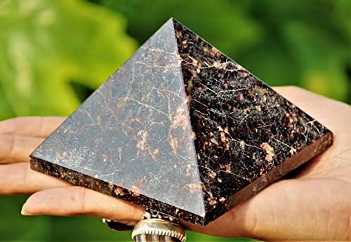 Полирана природна црвена алмандин гарнет кристал заздравување метафизички камен врежан египет пирамида медитација света фенг шуи