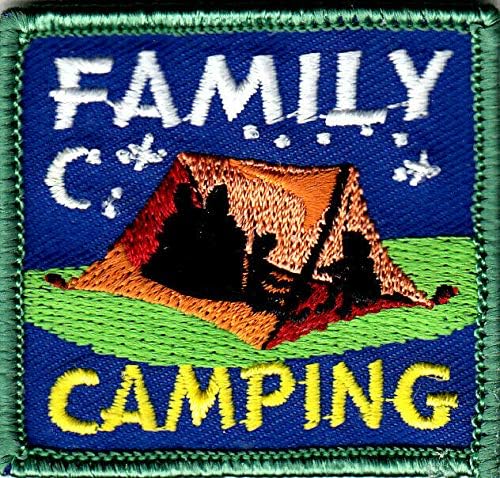Семејно кампување железо на печ -кампер извидници девојче момче младенче на отворено
